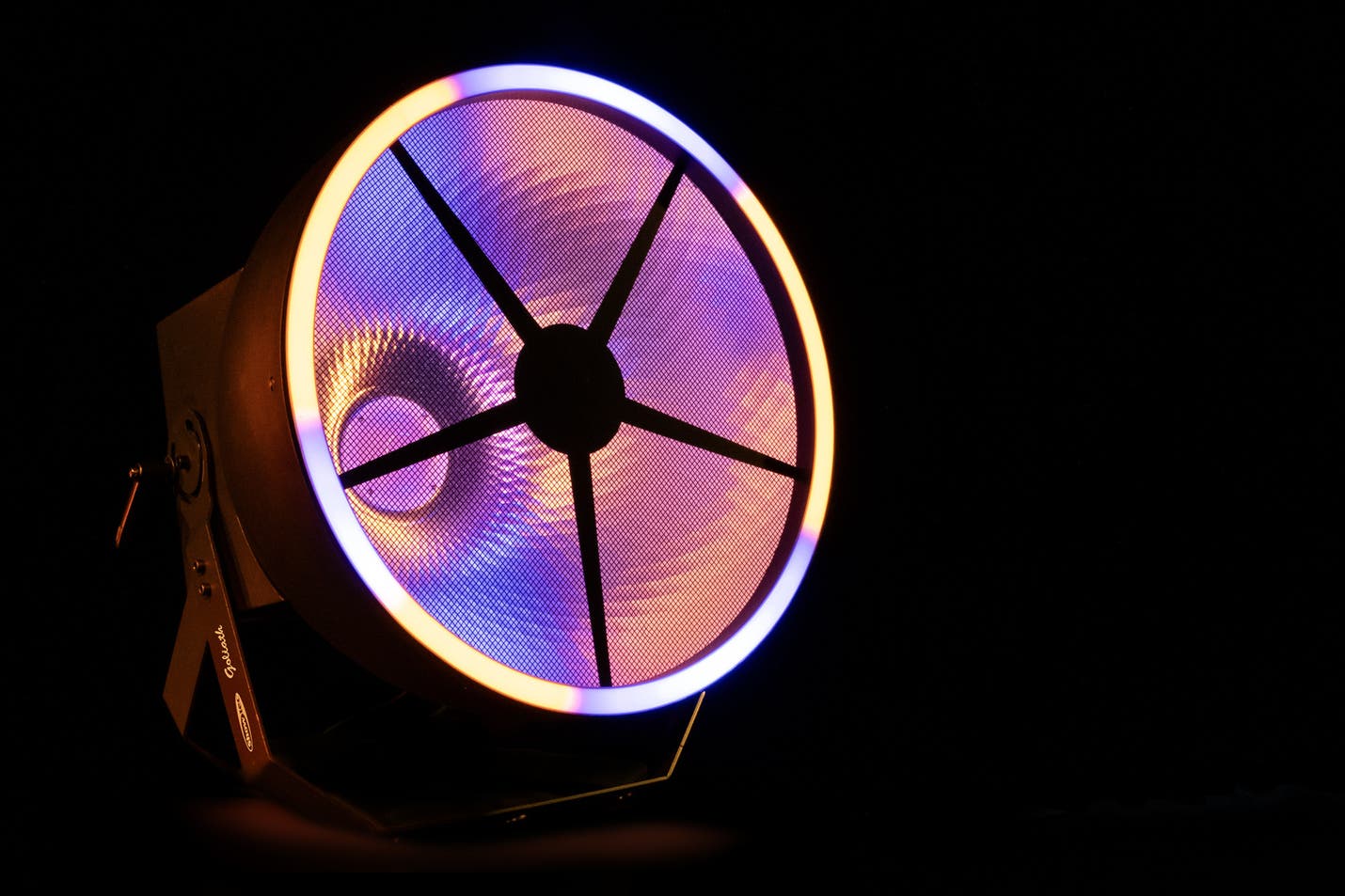 Goliath 320W LED with retro tungsten dimming effect - Showtec | Bellalite Goliath 320W LED with retro tungsten dimming effect - Showtec | Bellalite