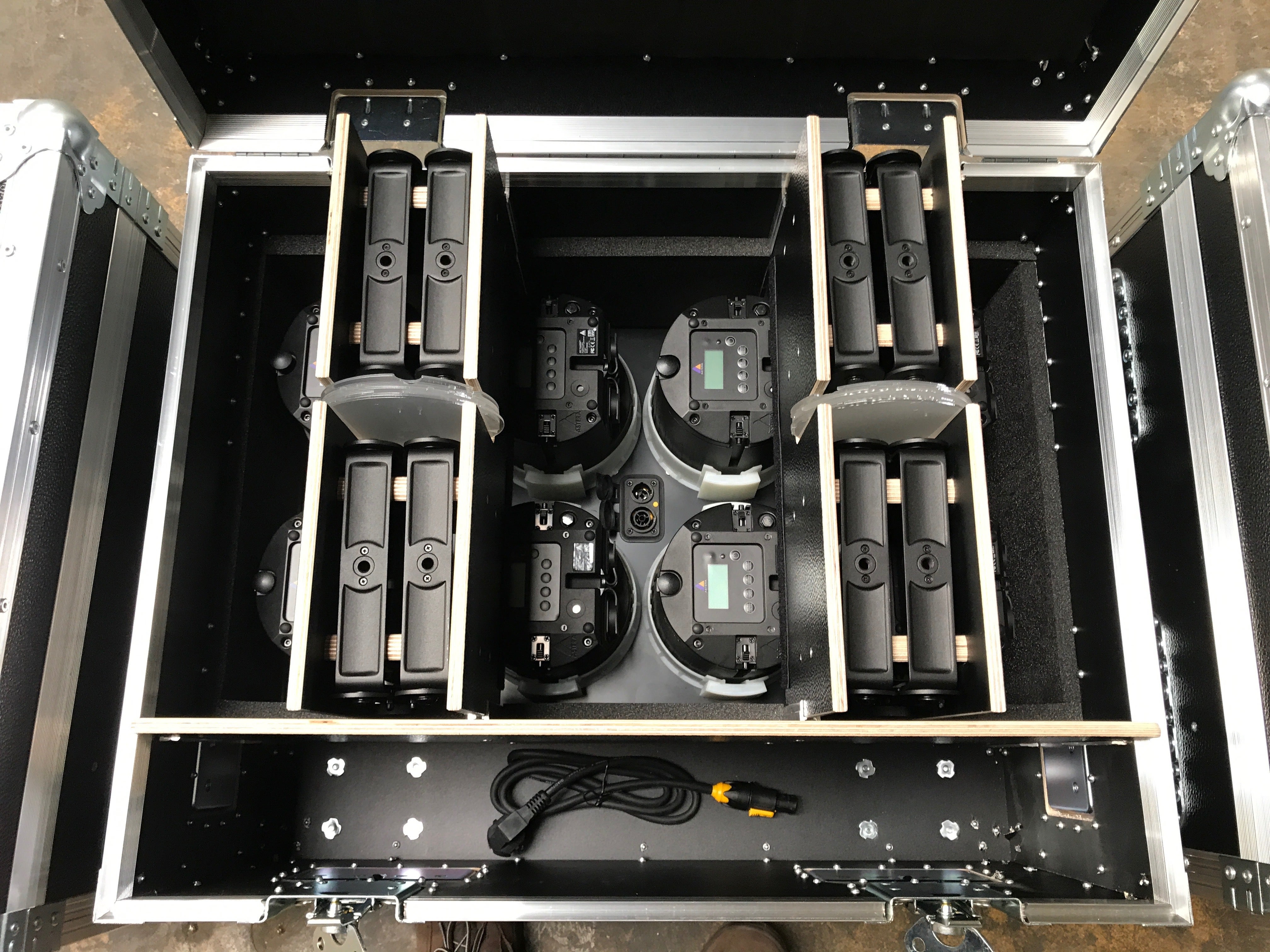 Astera AX5 TriplePAR Set 8x AX5 TriplePAR, Charging Case & Accessories - Astera | Bellalite