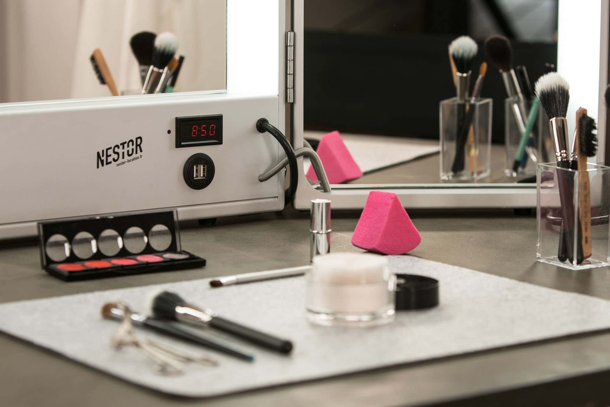 Nestor Triptych Makeup Mirror Grå - NESTOR | Bellalite Nestor Triptych Makeup Mirror Grå - NESTOR | Bellalite