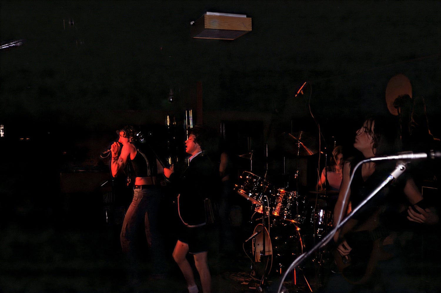 AC/DC på Barbarella! Musikhistoria - Ett unikt foto och den enda kända konsertbilden från Sverigeturnén sommaren 1976.  Foto: Okänd