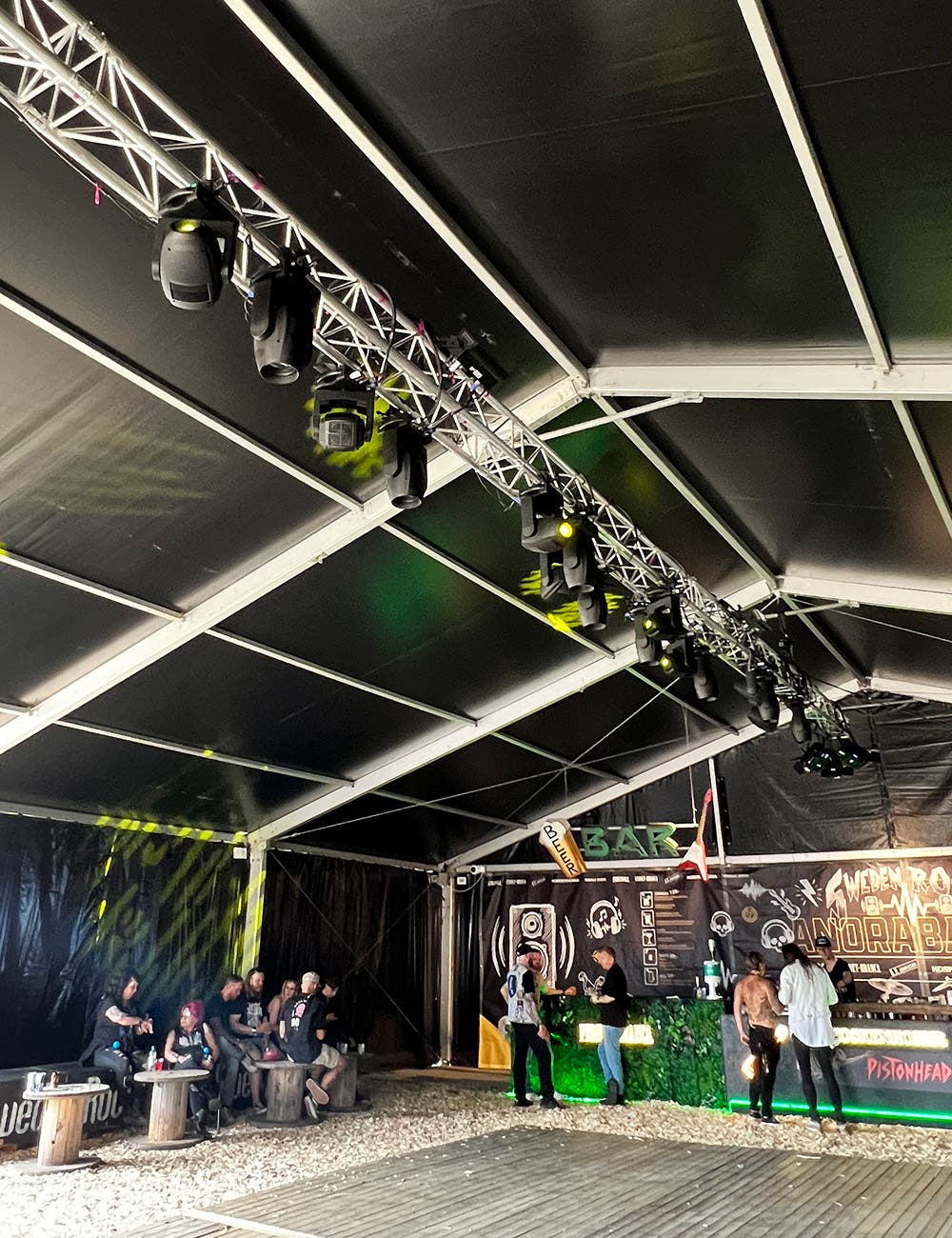 Ladan i VIP-området med full ADJ-rigg över dansgolvet.