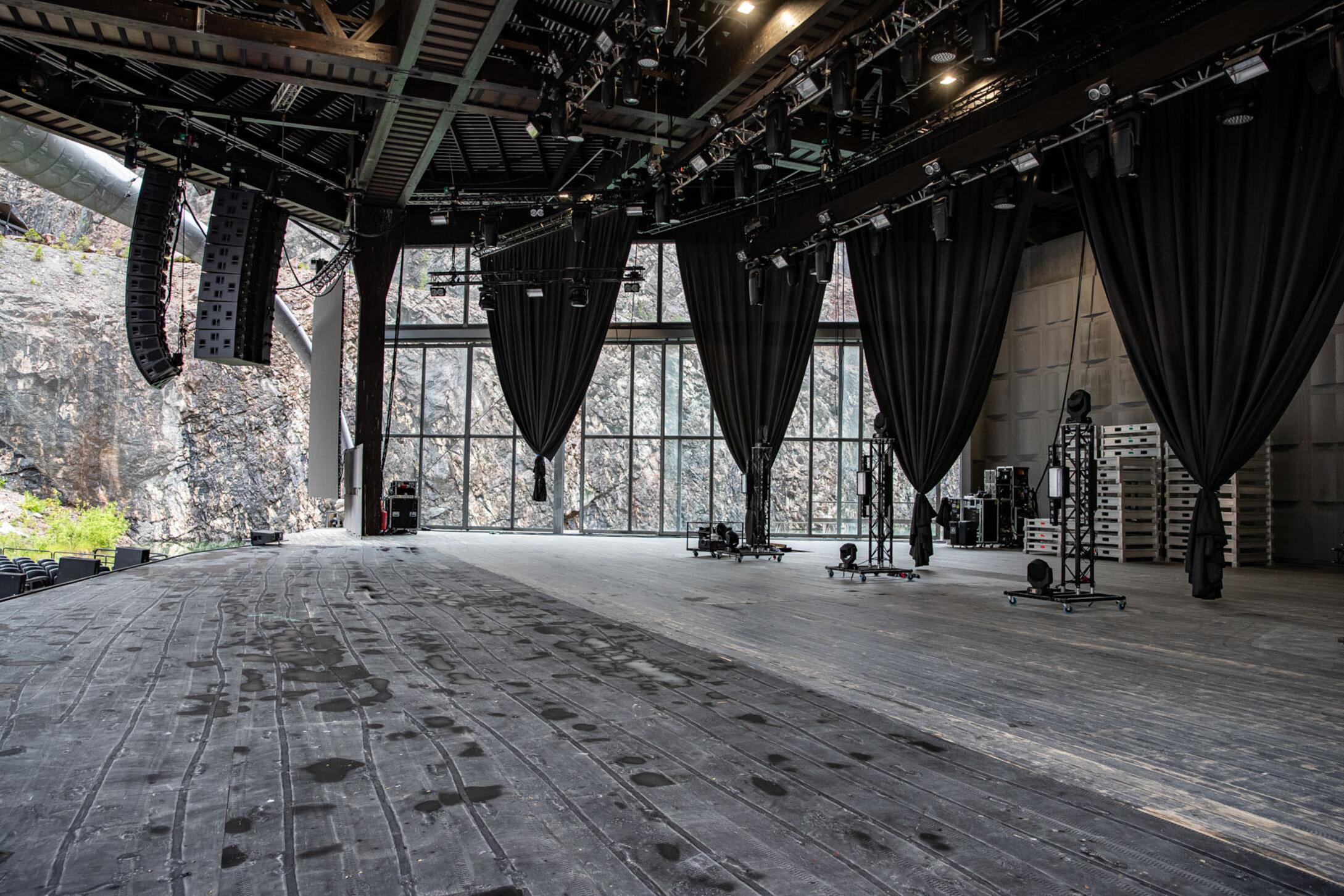 De nya IP65-klassade armaturerna på plats i riggen. Här krävs utrustning som står emot både fukt från sjön och det finkorniga kalkdammet.