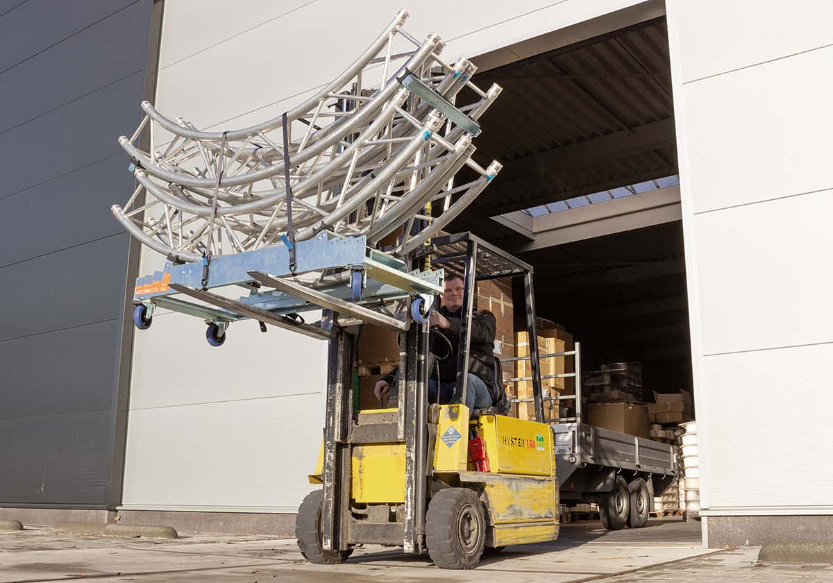 Admiral Strong Girl Truss 40 4x 125mm bromsade hjul - Admiral Staging | Bellalite Admiral Strong Girl Truss 40 4x 125mm bromsade hjul - Admiral Staging | Bellalite