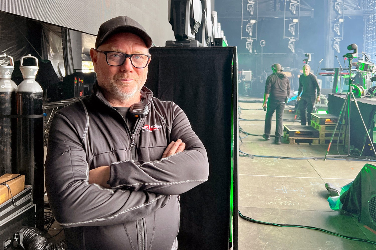 På Festival Stage ansvarade Mattias ”Matte” Lundh från Fegge & Mattes för scenarbetet. Som scenchef fungerar han som navet mellan artistproduktioner, tekniker och festivalens eget team.
