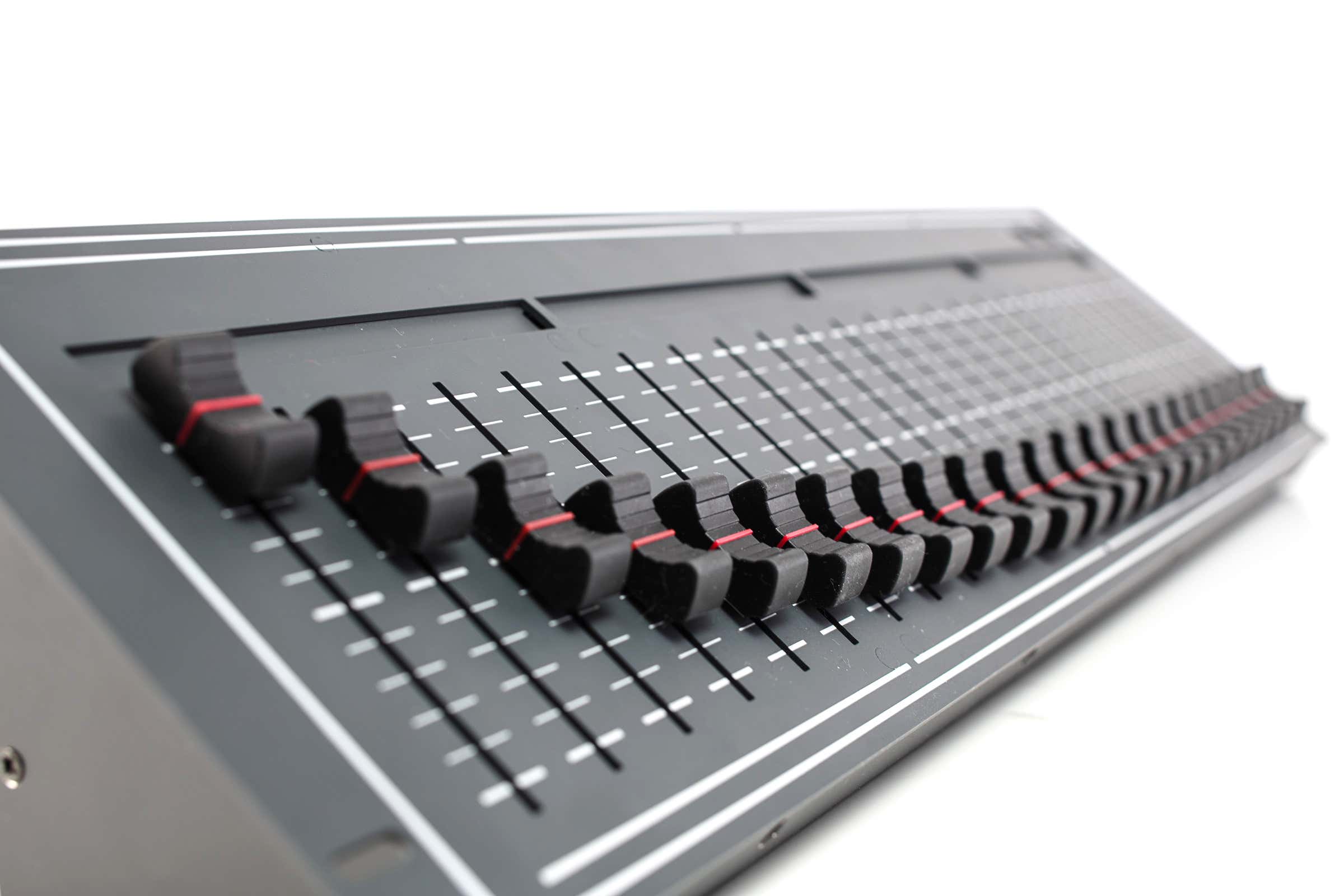 SimpleDesk 24 - Ehrgeiz | Bellalite SimpleDesk 24 - Ehrgeiz | Bellalite