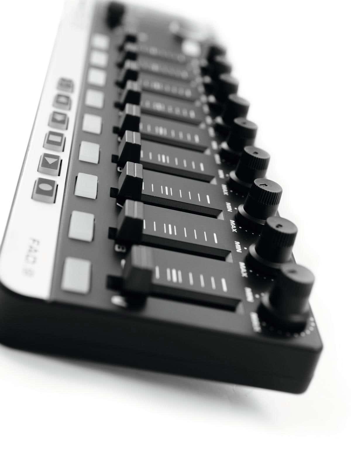FAD-9 MIDI Controller 9 faders - Omnitronic | Bellalite FAD-9 MIDI Controller 9 faders - Omnitronic | Bellalite
