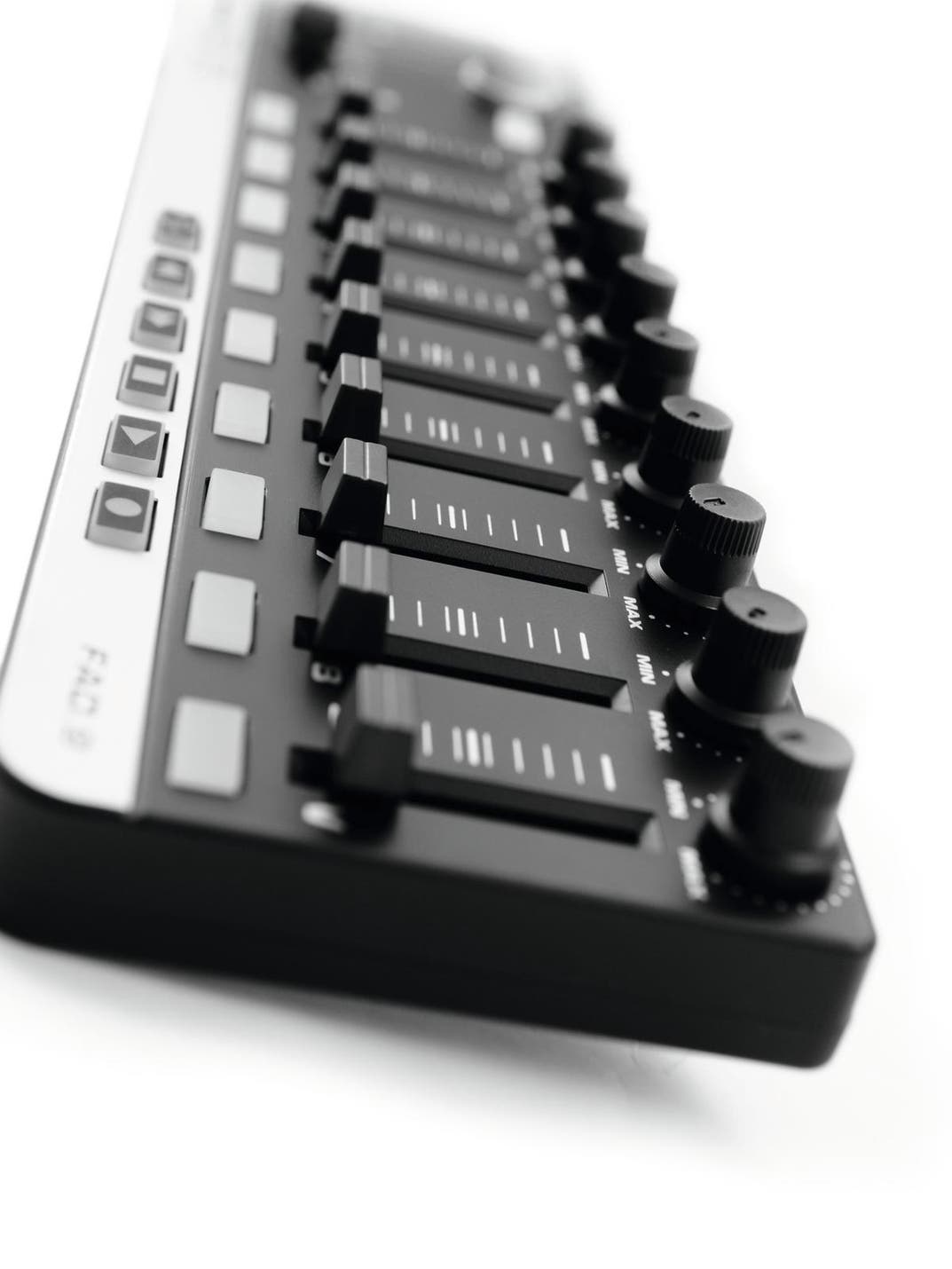 FAD-9 MIDI Controller 9 faders - Omnitronic | Bellalite FAD-9 MIDI Controller 9 faders - Omnitronic | Bellalite