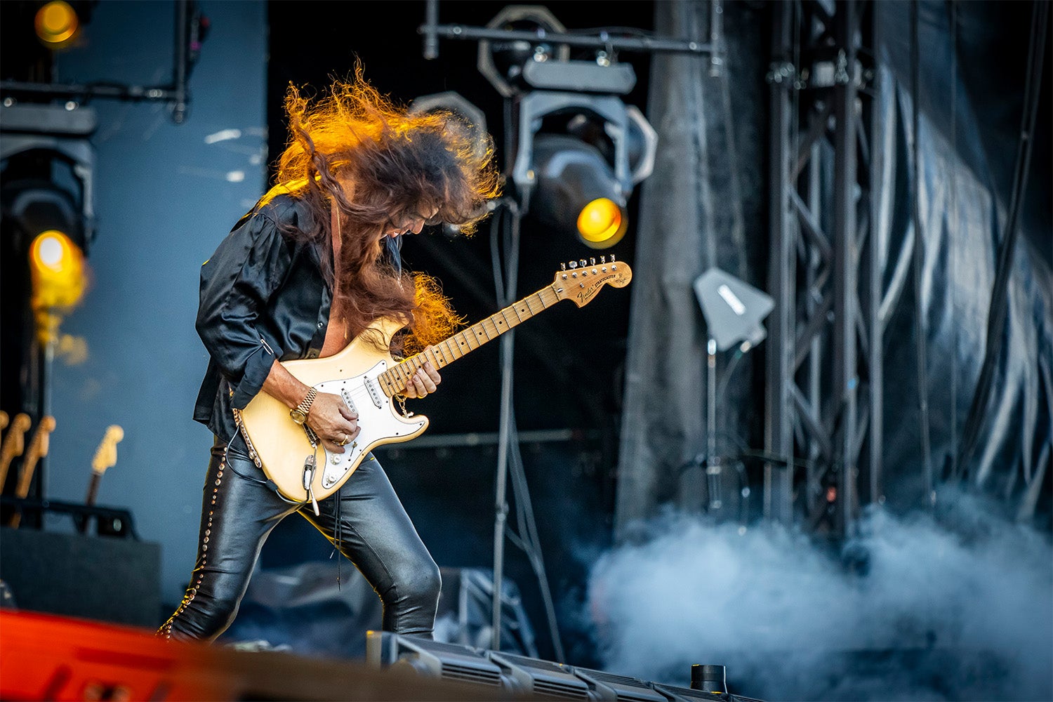 Yngwie Malmsteen på Festival Stage. I bakgrunden syns delar av ljusriggen med Robe-armaturer och haze från MDG.