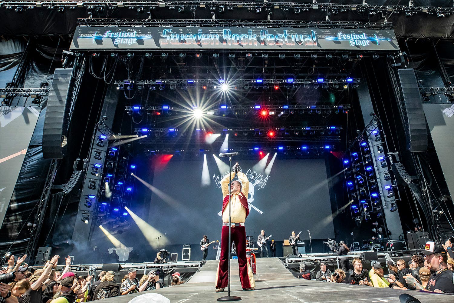 Korslagda på Festival Stage under dagtid. Med MDG TheONE i riggen får ljuset något att fästa i, även innan mörkret faller.