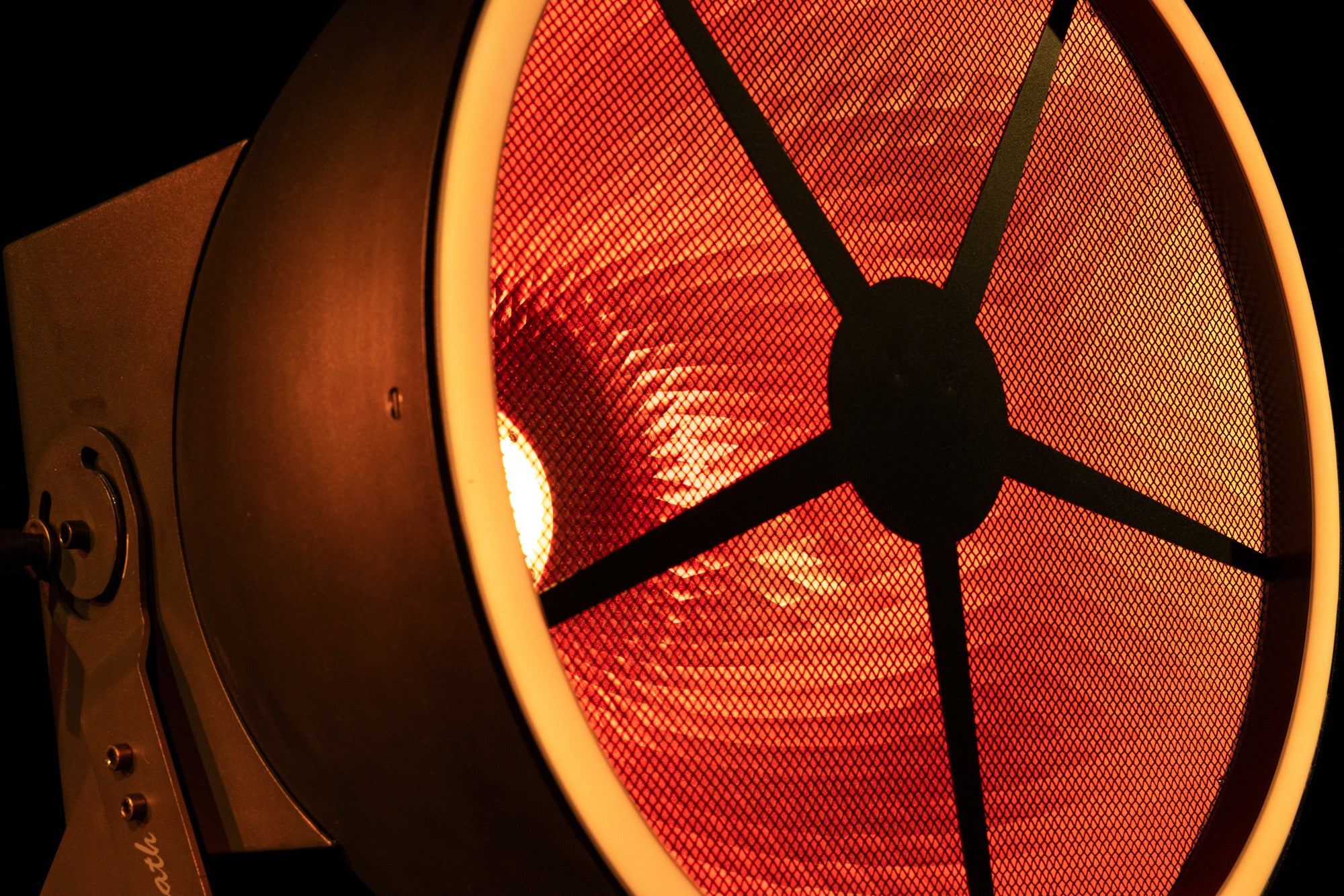 Goliath 320W LED with retro tungsten dimming effect - Showtec | Bellalite