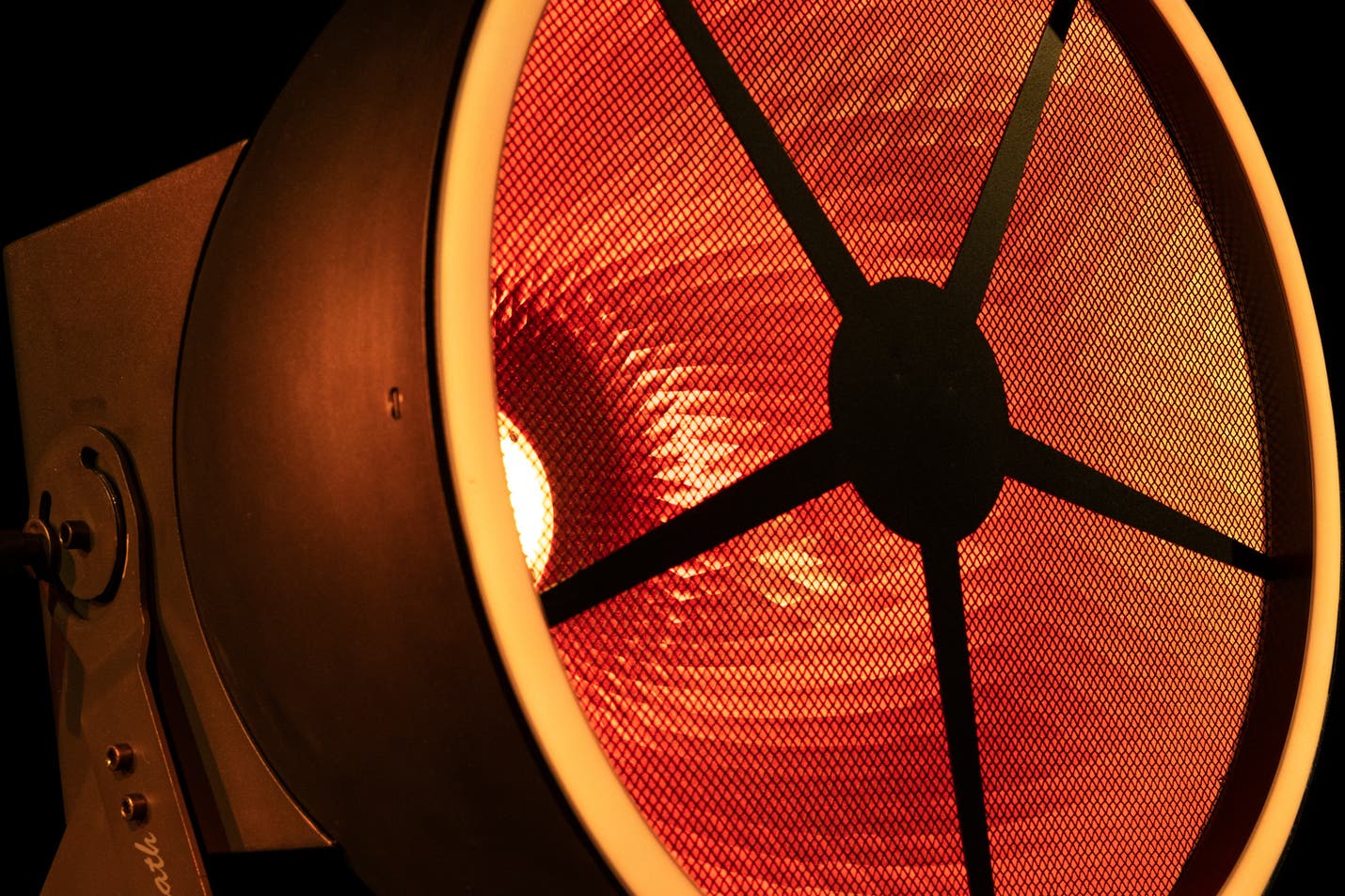 Goliath 320W LED with retro tungsten dimming effect - Showtec | Bellalite Goliath 320W LED with retro tungsten dimming effect - Showtec | Bellalite