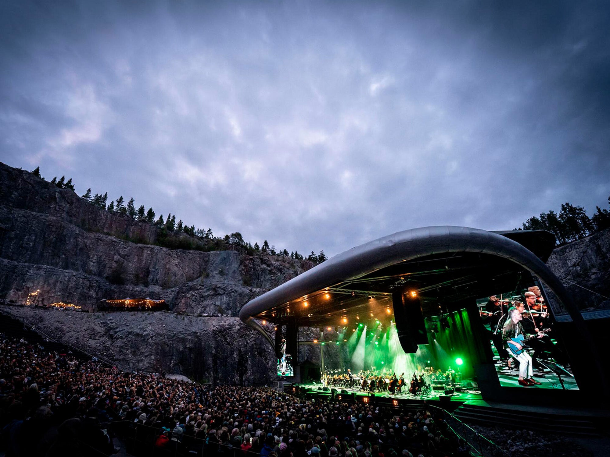 Den ljusa svenska sommarnatten är en utmaning för ljustekniker. Här levererar iFORTE den råstyrka som krävs för att bryta igenom skymningen.