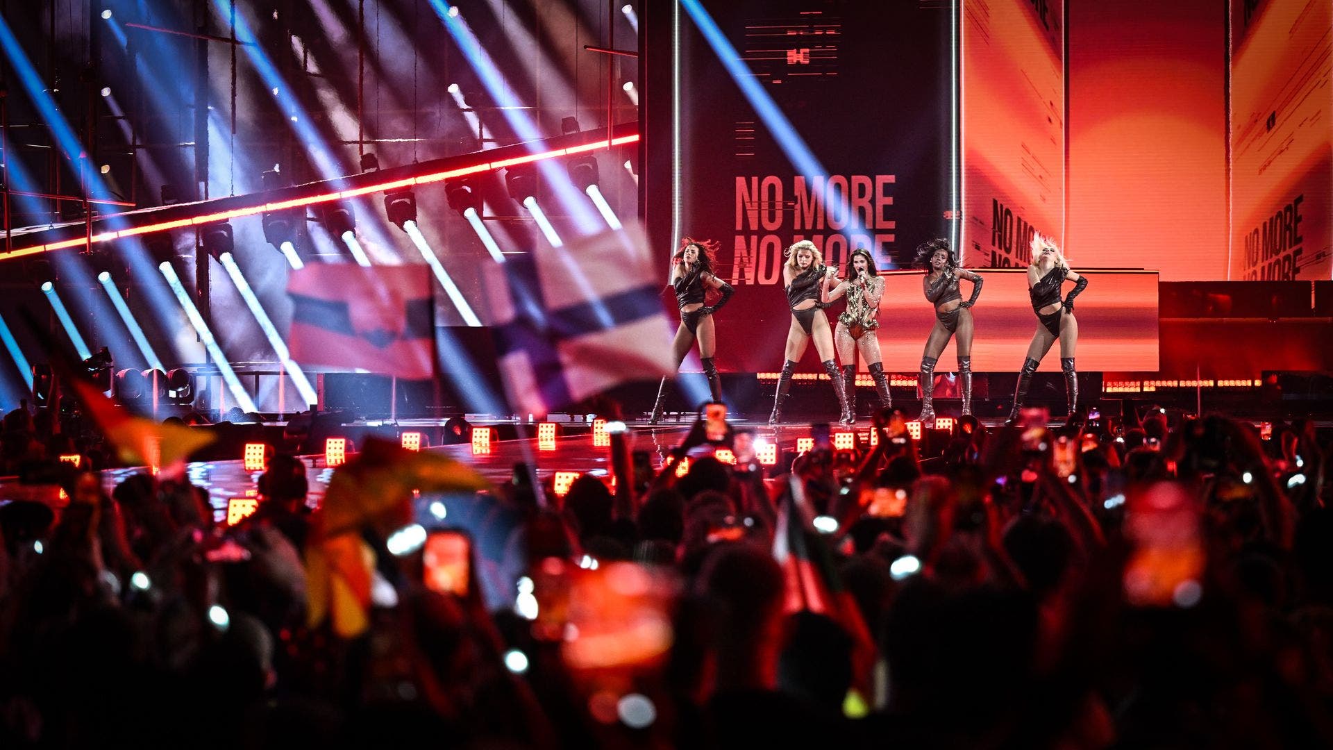 Över scenen arbetade Robe-armaturerna i perfekt samspel för att skapa ett visuellt uttryck anpassat för både arenapublik och direktsänd TV.